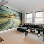 Cosy Urban Oasis - Quirky 2-Bed Town Centre Apartment