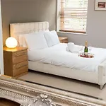 Cosy Urban Oasis - Quirky 2-Bed Town Centre Apartment